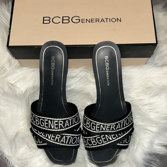 BCBGeneration Black/White Krista sandal worn once. Good condition💯
Size:7.5/38 - Picture 4 of 4